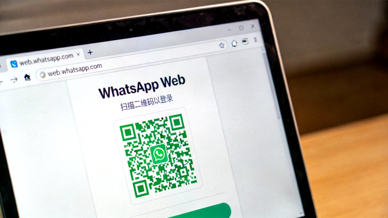 电脑浏览器中打开的WhatsApp网页版官方网站，屏幕中央显示一个用于登录的二维码